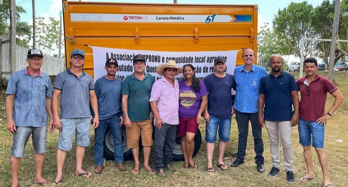 Alan Queiroz entrega carreta basculante de seis toneladas à associação em Nova União