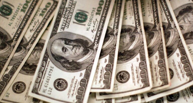 Dólar aproxima-se de R$ 5,17 e fecha no maior valor desde março