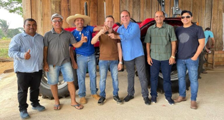 Associação de Buritis recebe trator do deputado Alan Queiroz