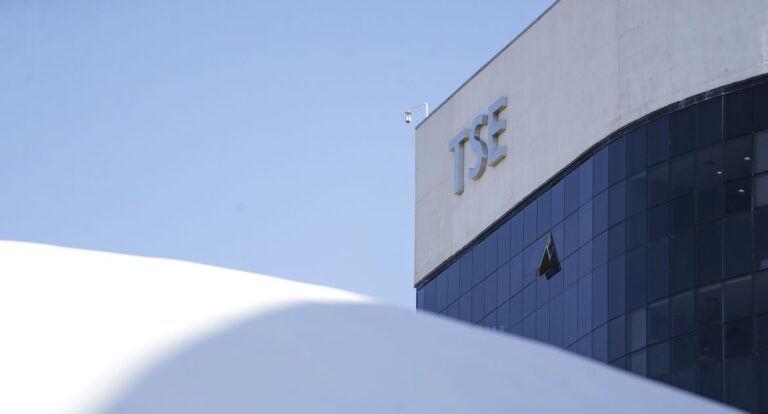 TSE inicia julgamento de três ações contra Bolsonaro