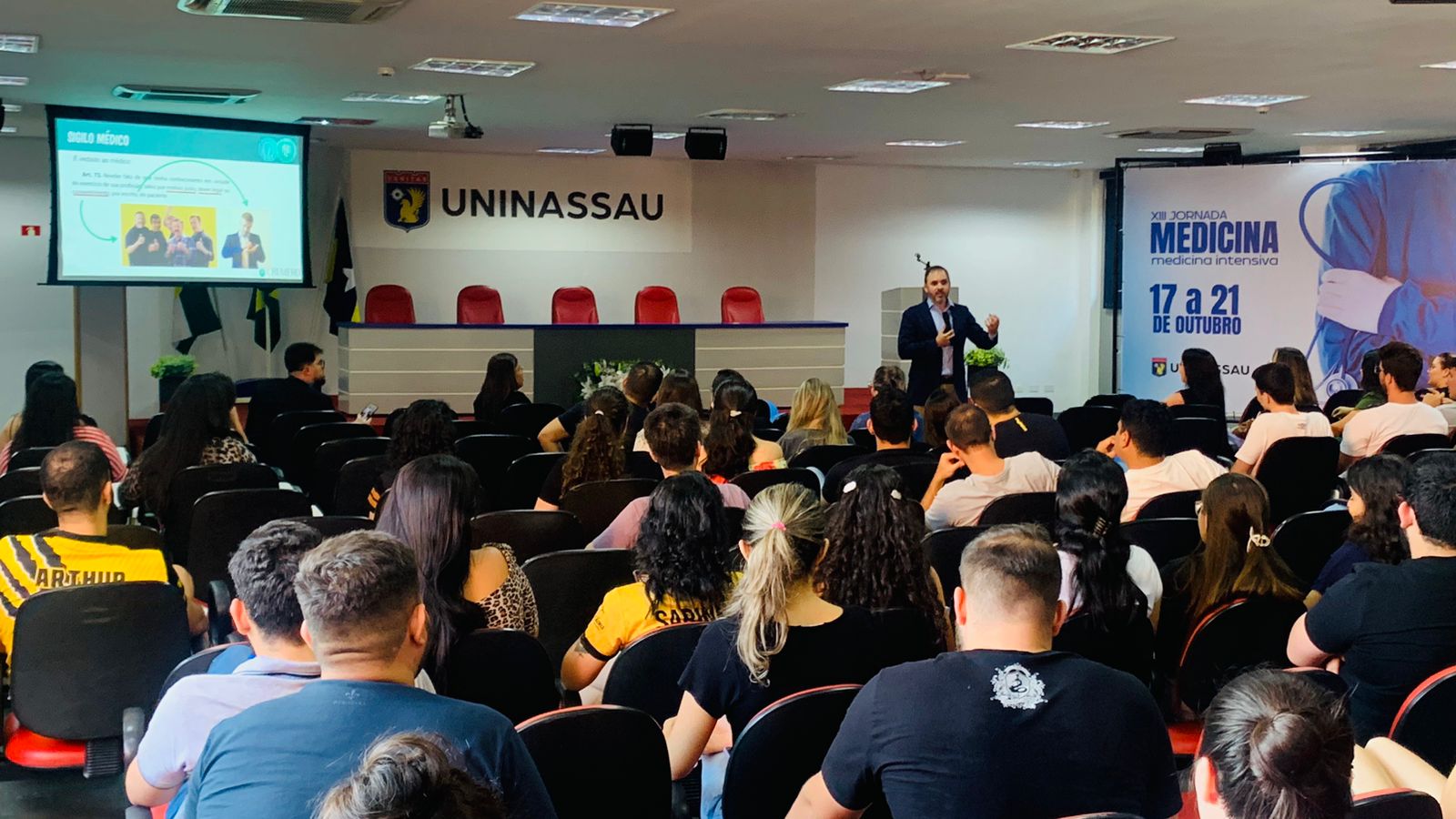 Cremero palestra sobre ética e direito médico durante jornada de medicina intensiva em Cacoal