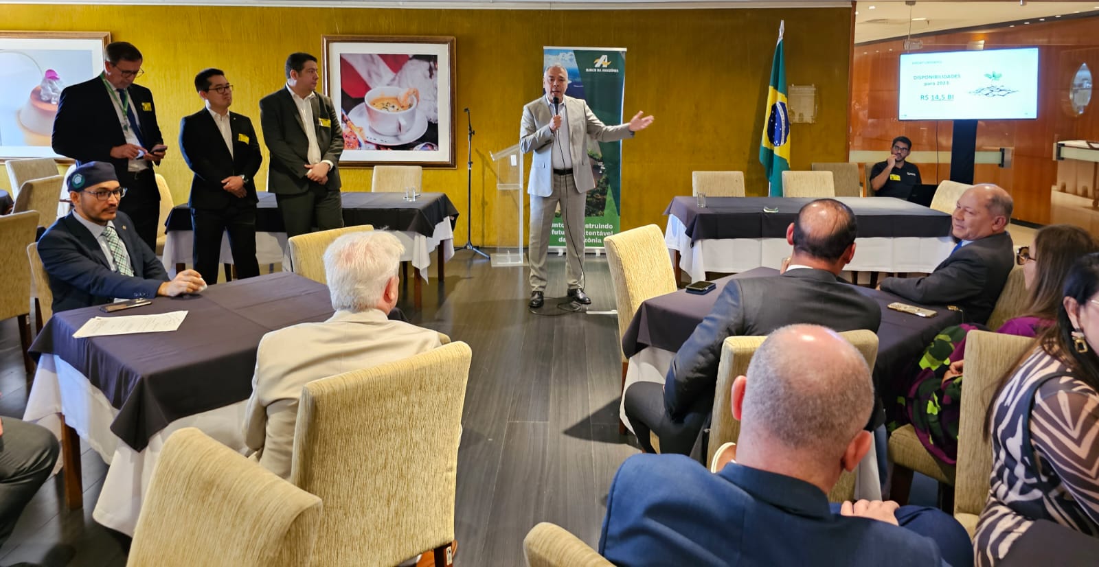 
DEPUTADOS DA REGIÃO NORTE REALIZAM CAFÉ DA MANHÃ PARA DEBATER QUESTÕES EM PROL DA AMAZÔNIA