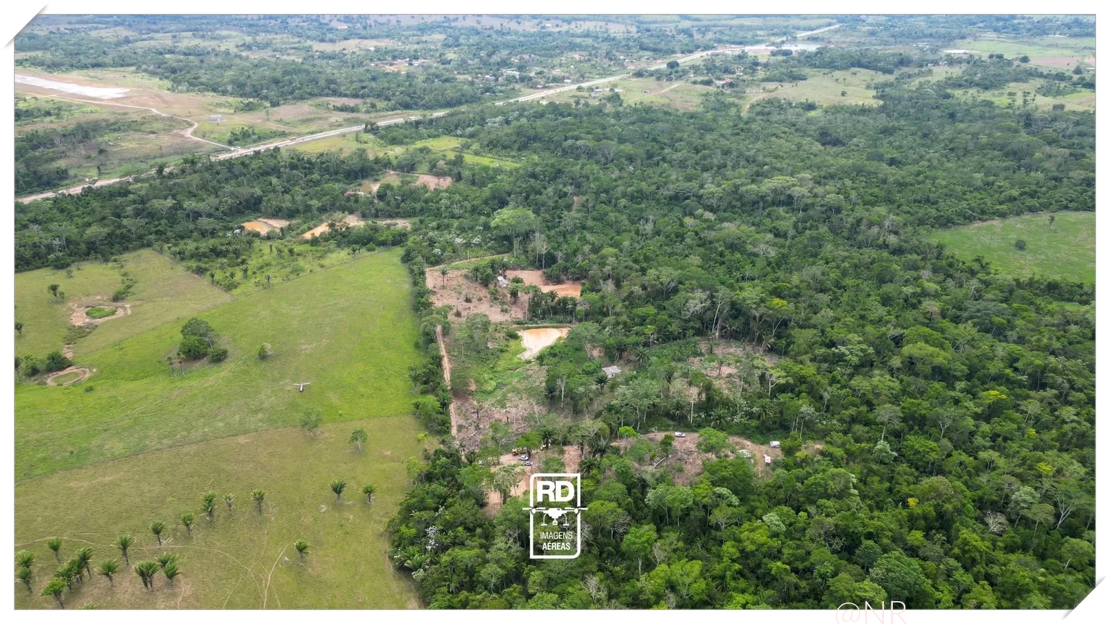 Desastre Próximo ao Aeroporto de Rio Branco: drone capta momento pós-queda - News Rondônia Desastre Próximo ao Aeroporto de Rio Branco: drone capta momento pós-queda - News Rondônia