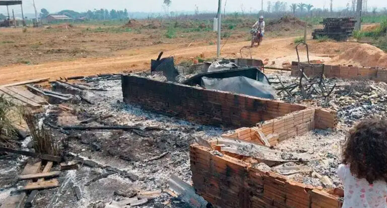 VISTA ALEGRE DO ABUNÃ: incêndio destrói moradia e crianças ficam só com a roupa do corpo - News Rondônia