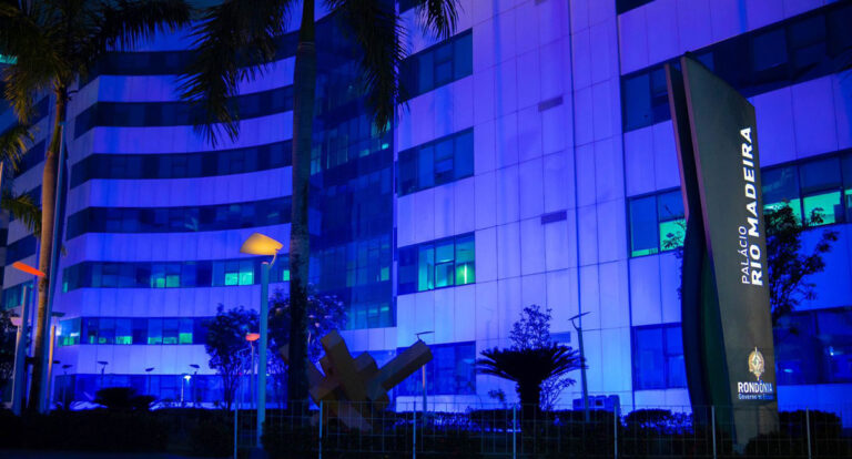Palácio Rio Madeira é iluminado com as cores da bandeira de Israel em solidariedade às vítimas dos ataques - News Rondônia