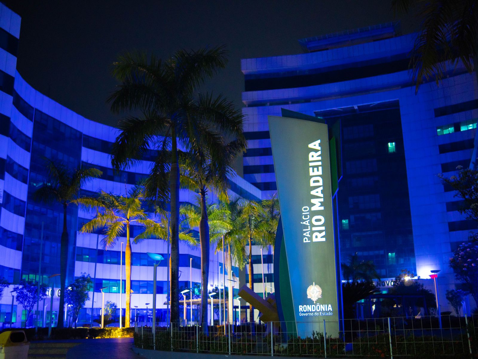 Palácio Rio Madeira é iluminado com as cores da bandeira de Israel em solidariedade às vítimas dos ataques - News Rondônia