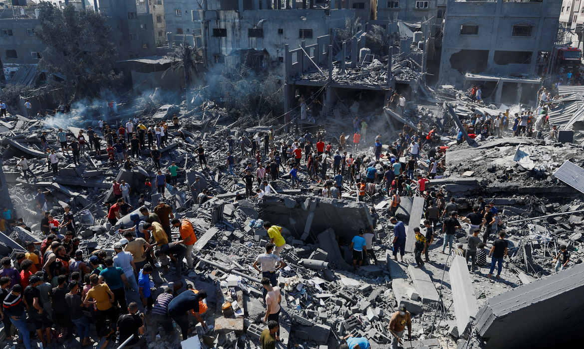 Após noite de ataque terrestre, Israel anuncia "várias" invasões