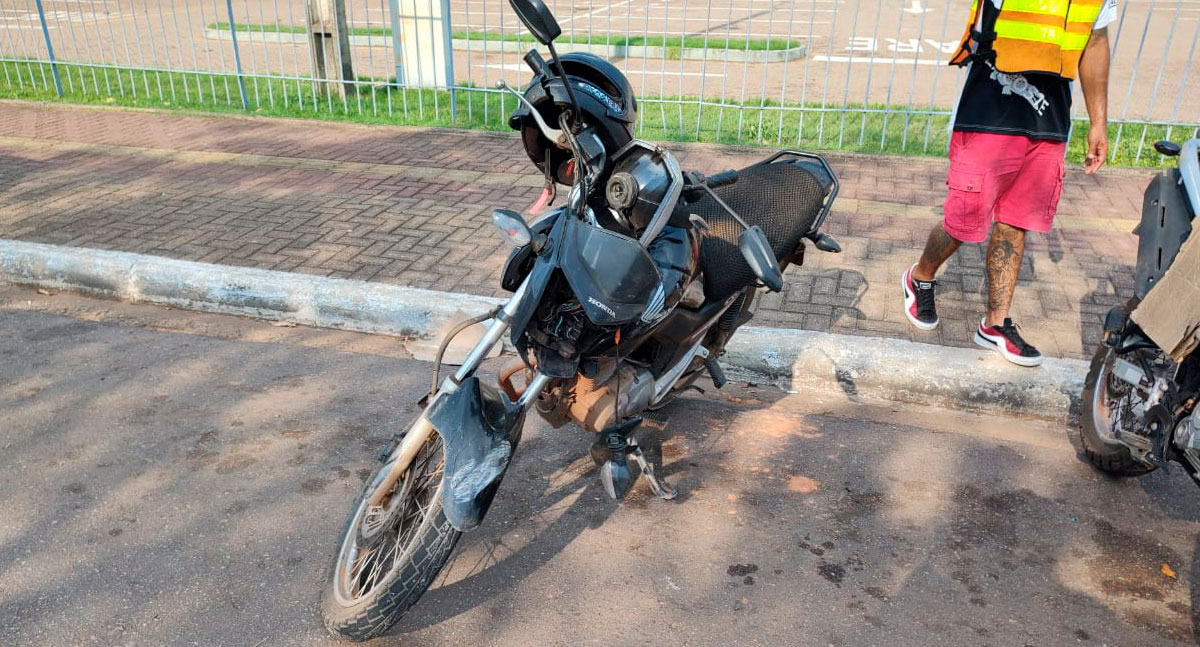Motociclista bate em árvore na Avenida Rio Madeira e fica em estado grave - News Rondônia