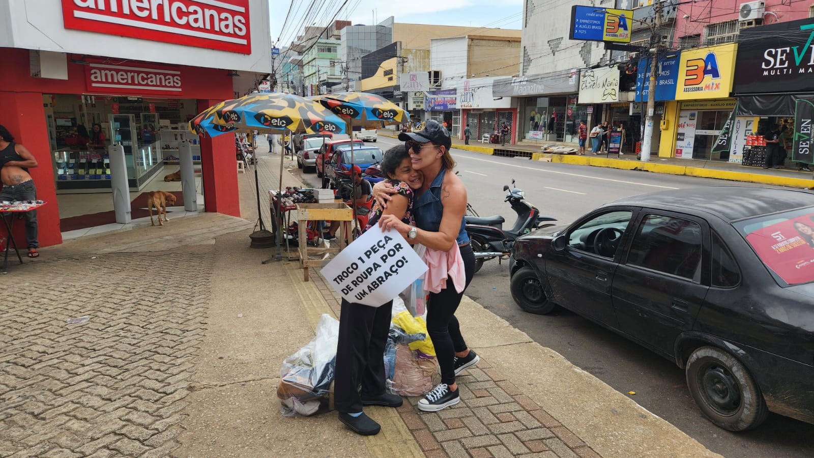 Jornalista Antonia Lima promove a troca de afeto por roupas, demonstrando os benefícios do abraço para o bem-estar emocional - News Rondônia