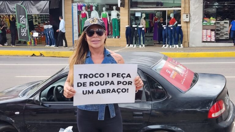 Jornalista Antonia Lima promove a troca de afeto por roupas, demonstrando os benefícios do abraço para o bem-estar emocional - News Rondônia
