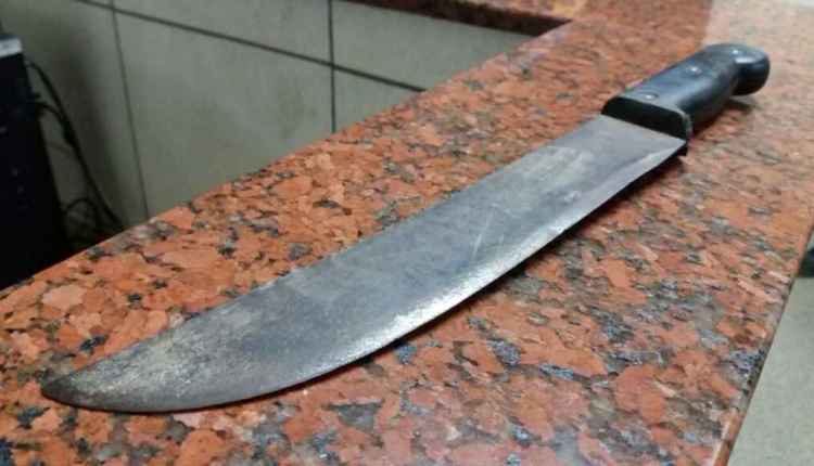 Após o fim de casamento, homem tenta matar atual namorado da ex com golpes de facão e acerta vizinho - News Rondônia