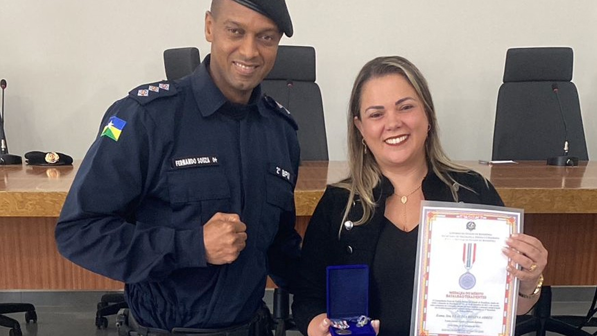 Cláudia de Jesus recebe Medalha do Mérito durante entrega de equipamentos no 2º BPM em Ji-Paraná - News Rondônia