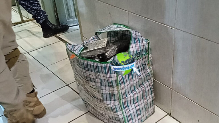 URGENTE: PRF apreende quase 57kg de drogas com casal em veículo na BR-364 - News Rondônia