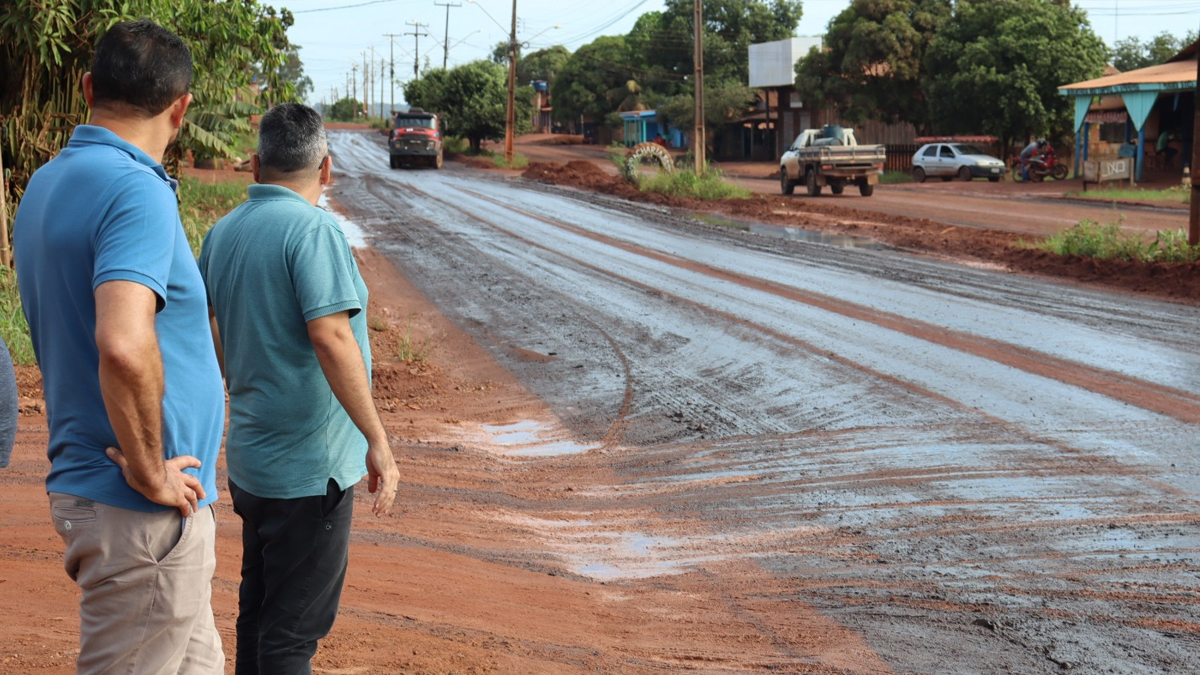 Presidente da Câmara Municipal, Márcio Pacele, fiscaliza de perto obras de pavimentação em Vista Alegre do Abunã - News Rondônia
