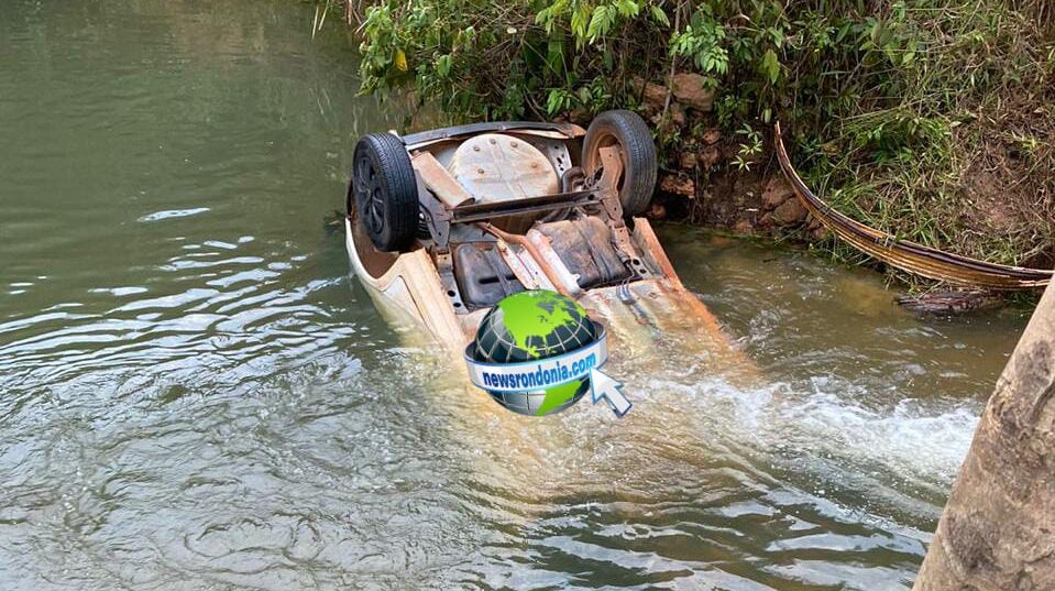 URGENTE: Carro capota em córrego e deixa uma pessoa morta em Porto Velho