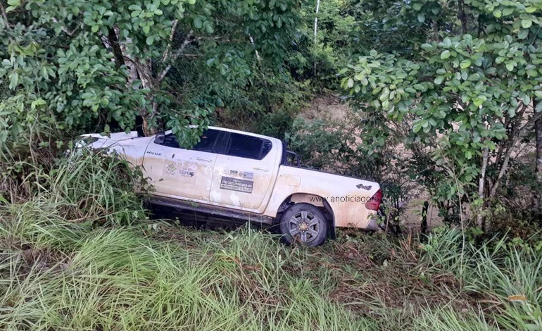 Motorista perde o controle de caminhonete e cai em ribanceira na RO 133