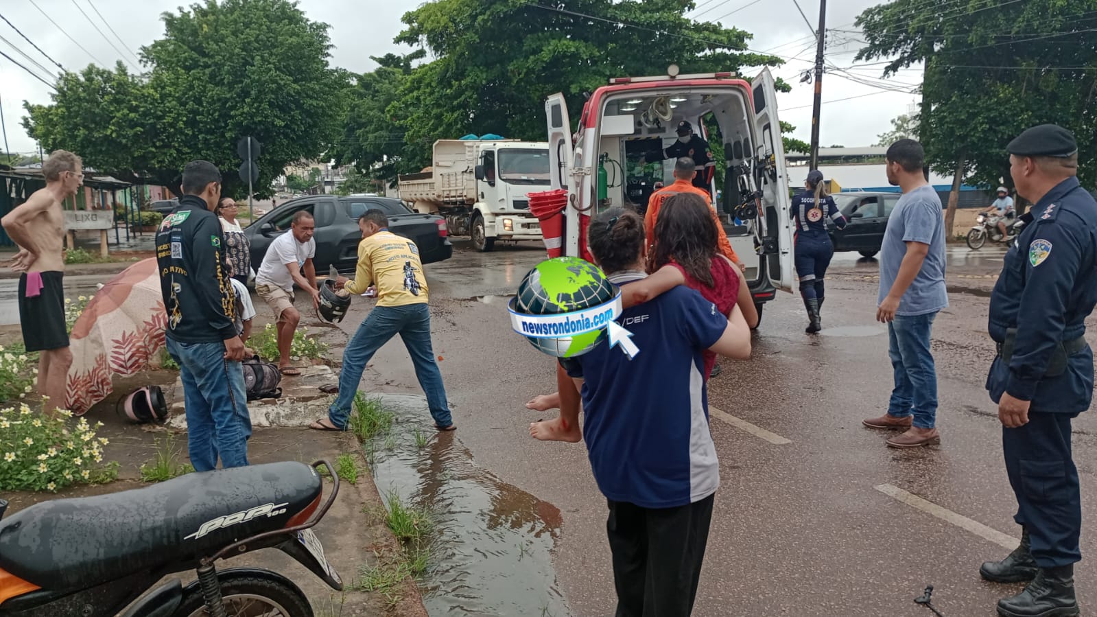 Acidente entre carro e moto deixa mãe e filha feridas em Porto Velho