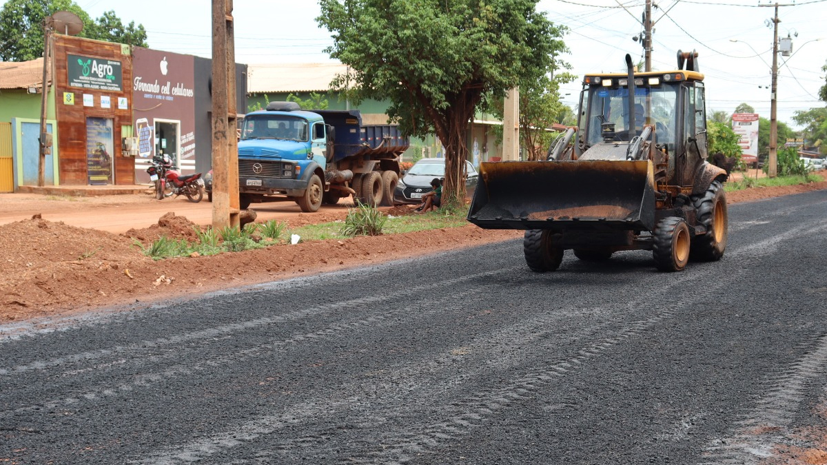 Presidente da Câmara Municipal, Márcio Pacele, fiscaliza de perto obras de pavimentação em Vista Alegre do Abunã - News Rondônia
