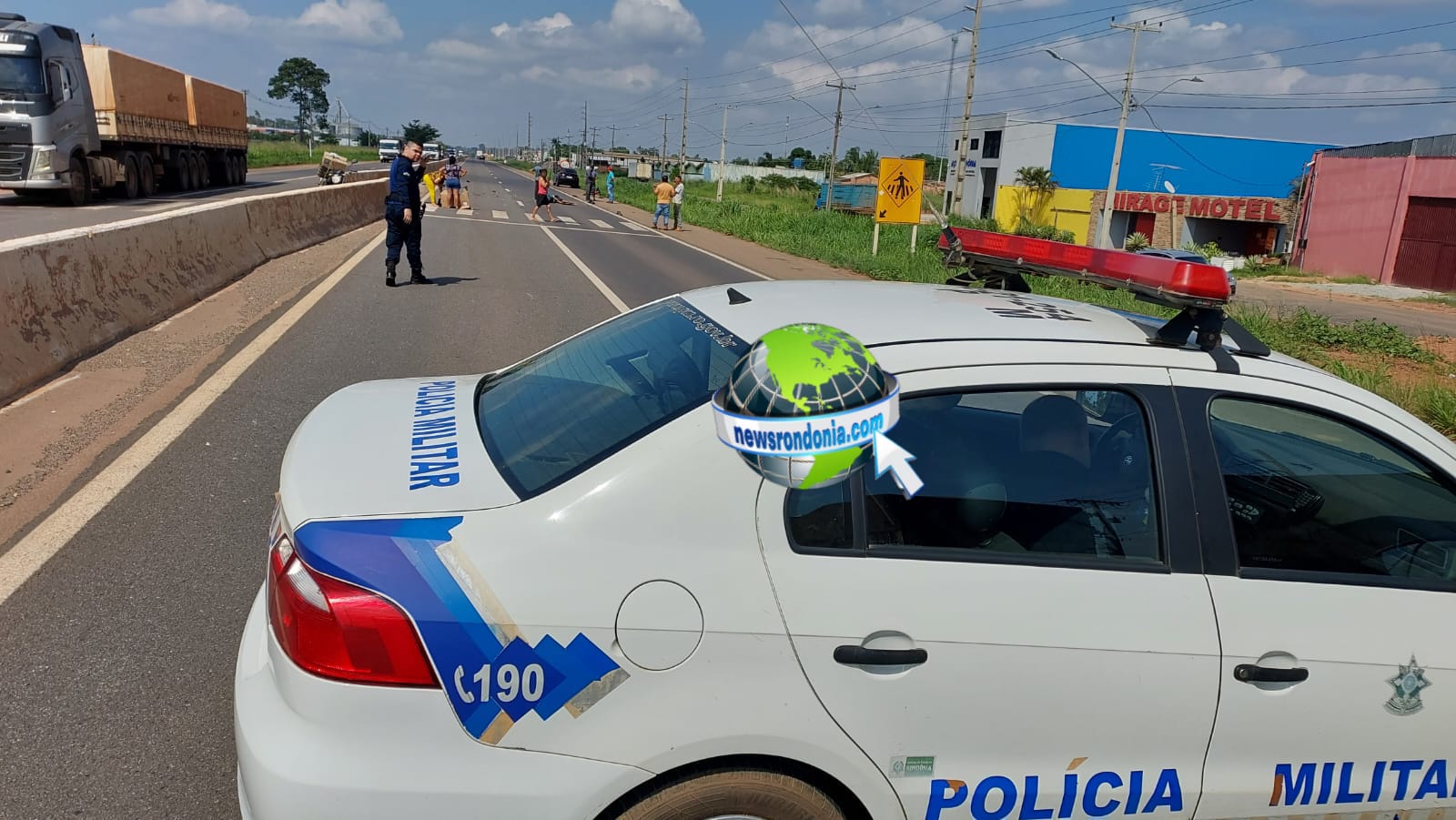 URGENTE: Casal em moto tem pernas dilaceradas em acidente com Honda City na BR-364