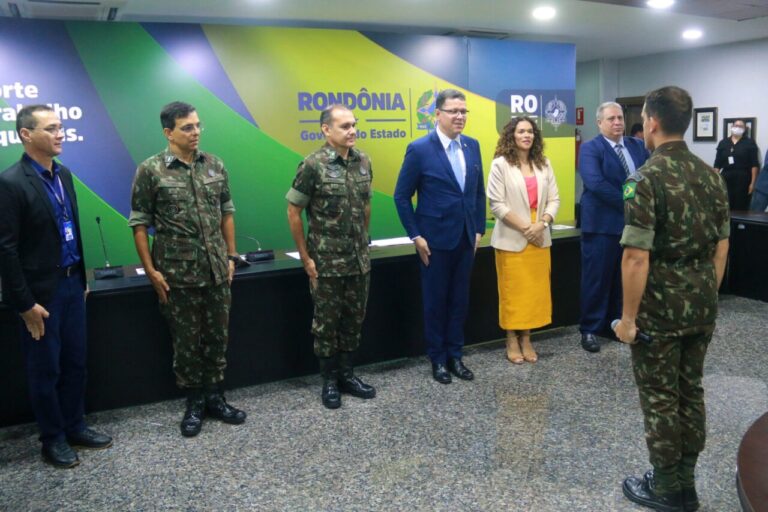 Marcos Rocha condecora comandante da 17ª Brigada de Infantaria e Selva e compartilha experiências com militares