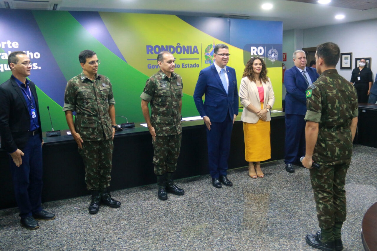 Marcos Rocha condecora comandante da 17ª Brigada de Infantaria e Selva e compartilha experiências com militares