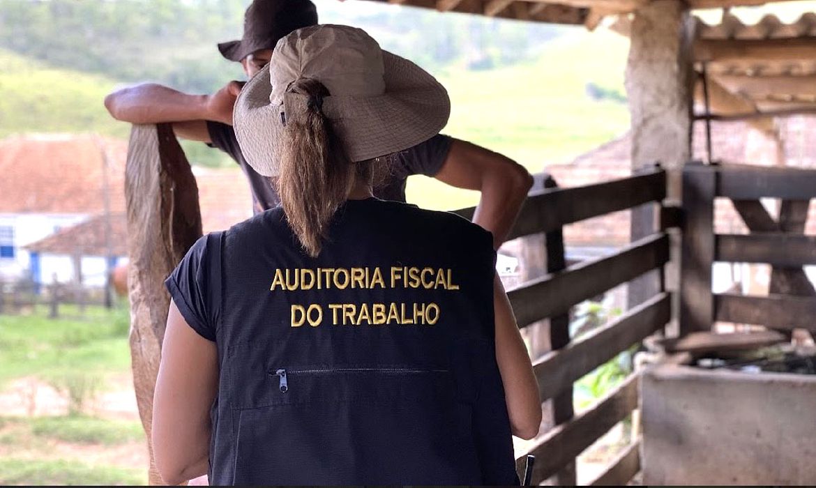 CCJ aprova prioridade na Justiça para ações sobre trabalho escravo