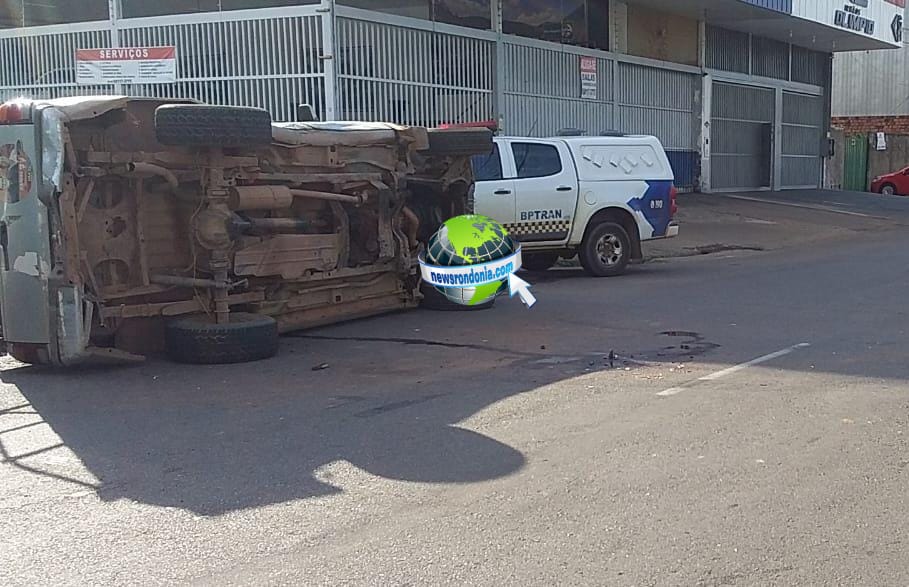 URGENTE: Ranger capota em colisão com Blazer no centro