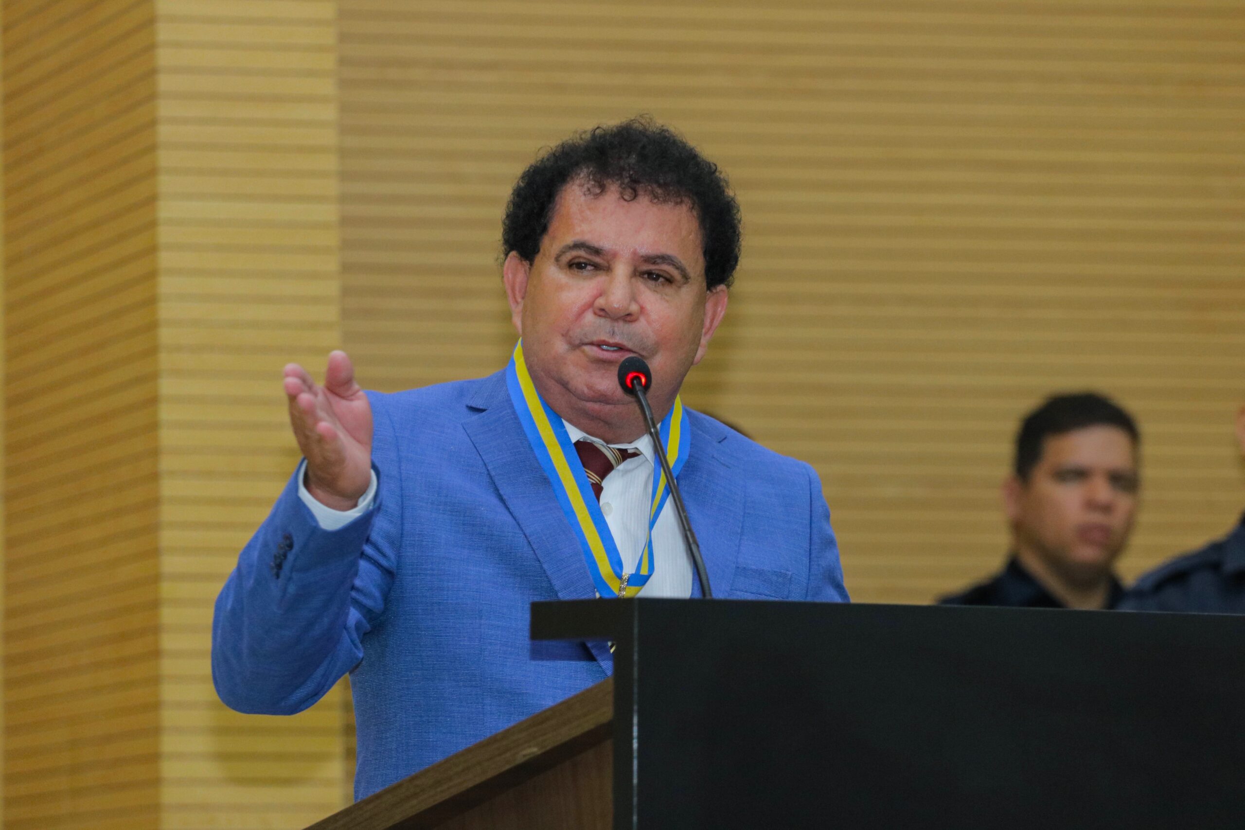 Presidindo sessão, deputado Ribeiro entrega título de cidadão honorário e medalha do mérito ao advogado Hélio Vieira - News Rondônia