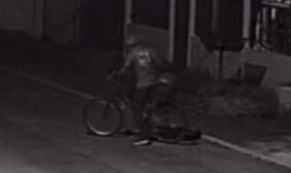 Após invadir casa e mulher gritar, ladrão foge com botija de gás na garupa da bicicleta