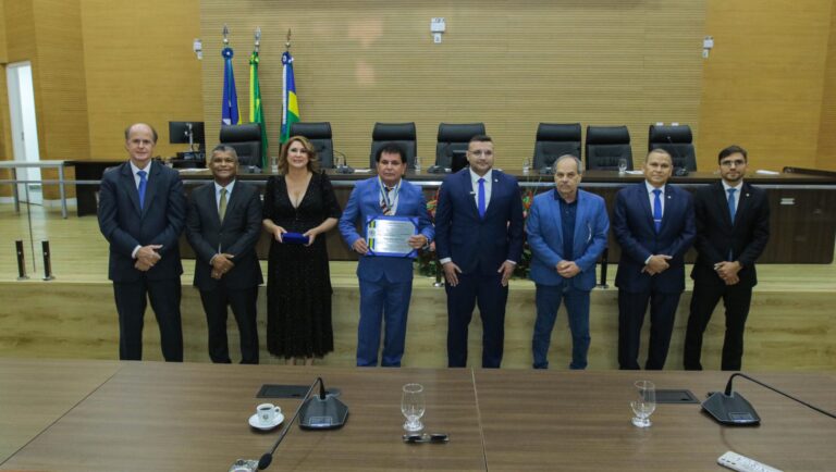 Presidindo sessão, deputado Ribeiro entrega título de cidadão honorário e medalha do mérito ao advogado Hélio Vieira