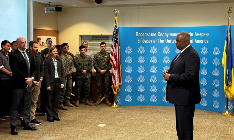 Secretário de Defesa dos Estados Unidos faz visita surpresa a Kiev