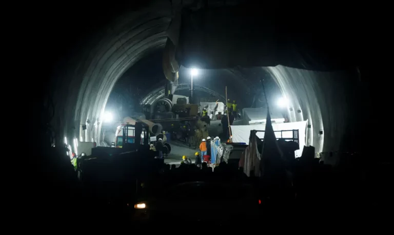 Equipes resgatam todos os 41 operários de túnel que desabou na Índia