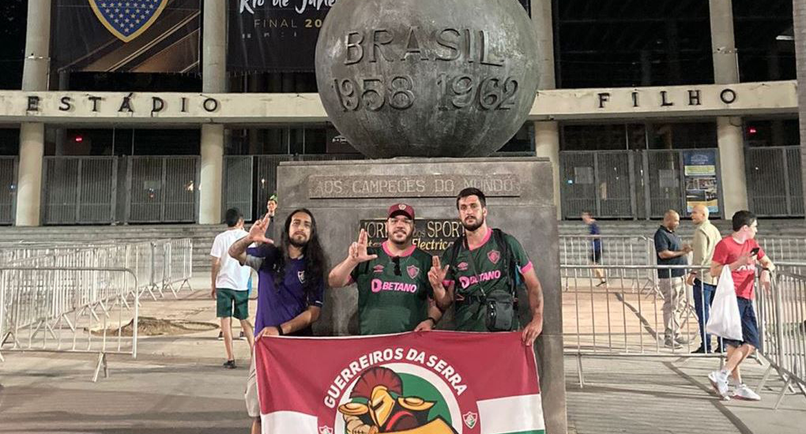 A pé de Petrópolis ao Rio torcedores do Fluminense pagam promessa