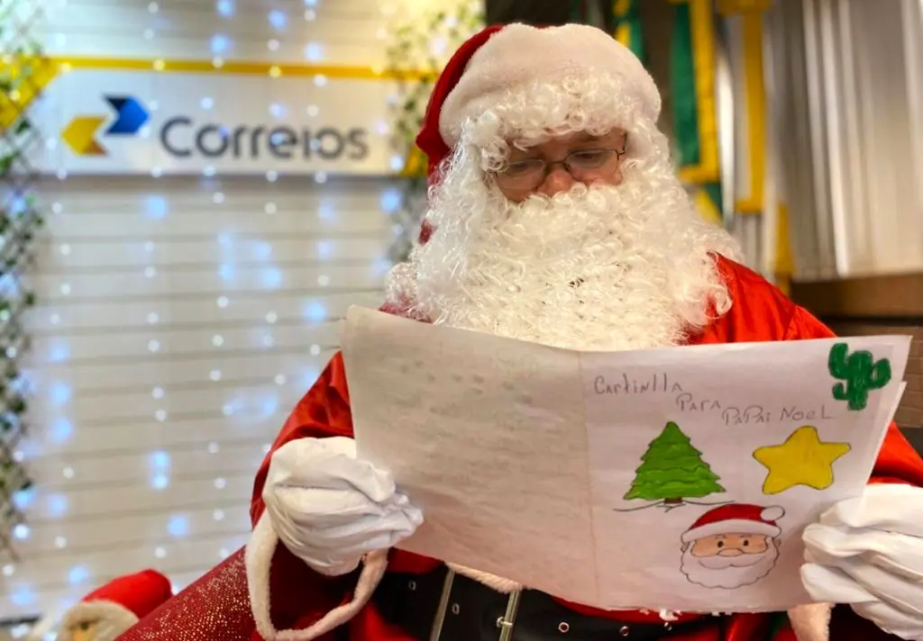 Mais de 150 mil cartinhas do Papai Noel dos Correios estão disponíveis para adoção