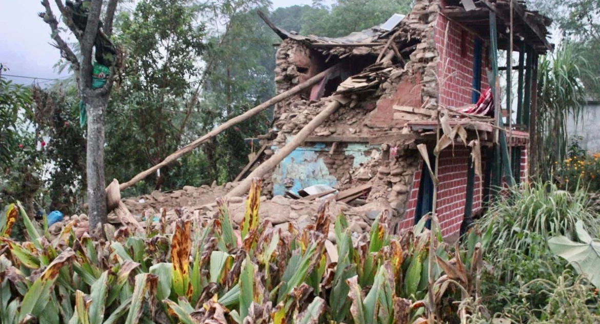 Equipes trabalham para encontrar sobreviventes em terremoto no Nepal