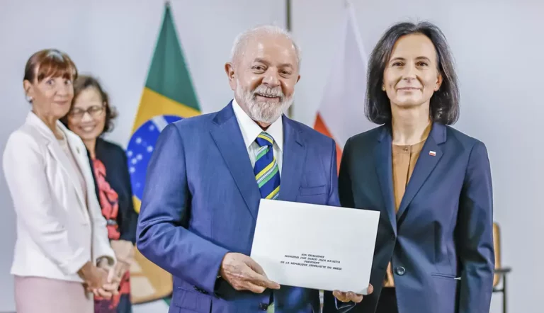 Lula recebe credenciais de 13 novos embaixadores