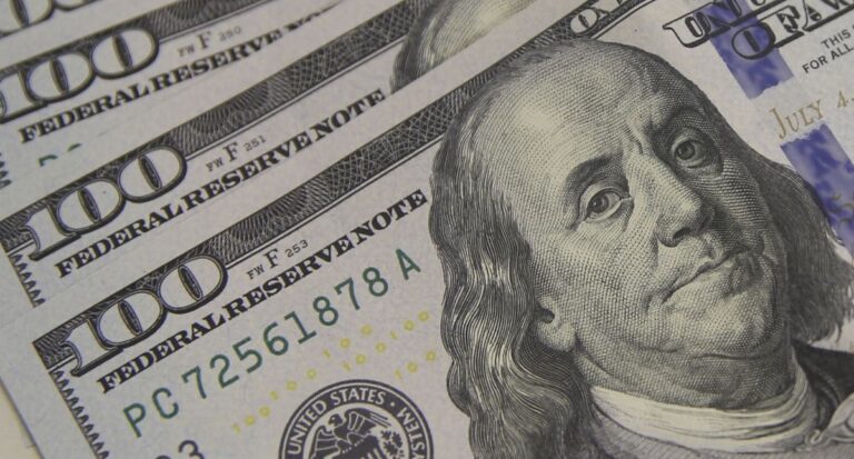 Dólar cai para R$ 4,89 e bolsa tem maior alta em 6 meses