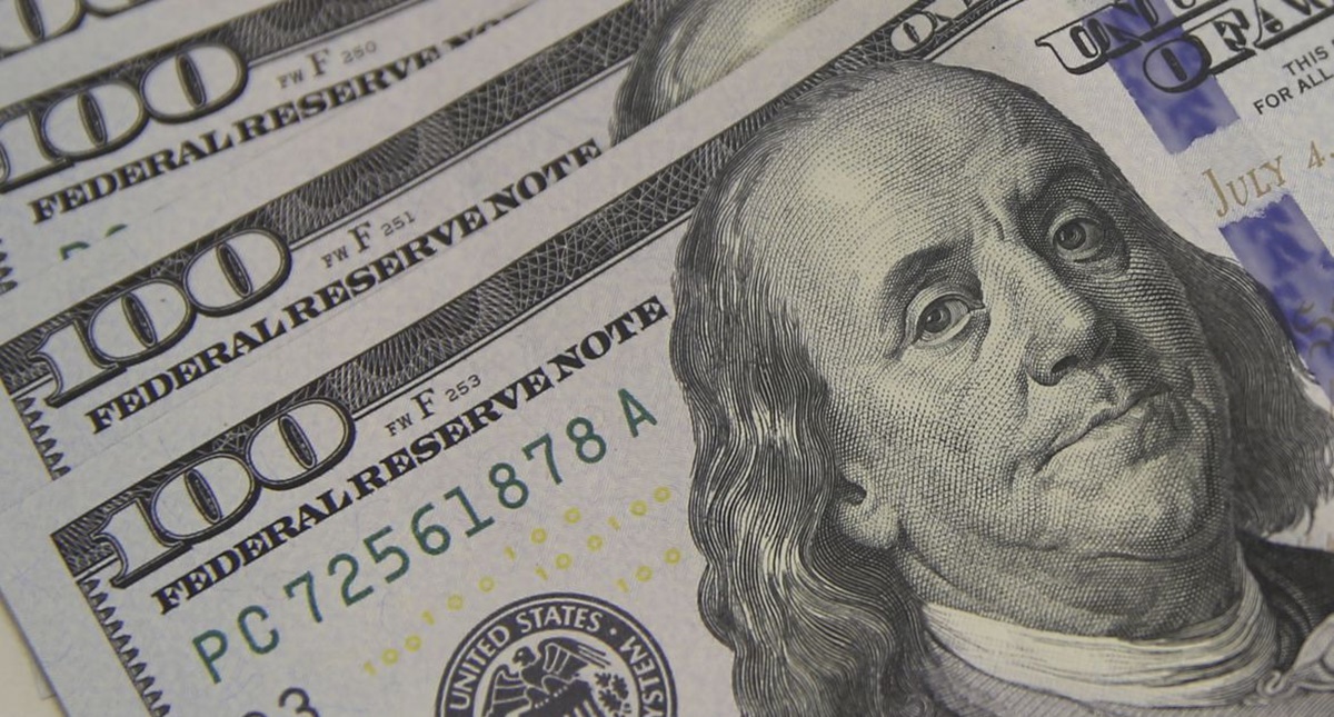 Dólar cai para R$ 4,89 e bolsa tem maior alta em 6 meses