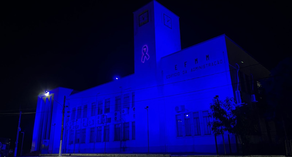 CONSCIENTIZAÇÃO – Sede da Prefeitura ganha iluminação dedicada à campanha Novembro Azul