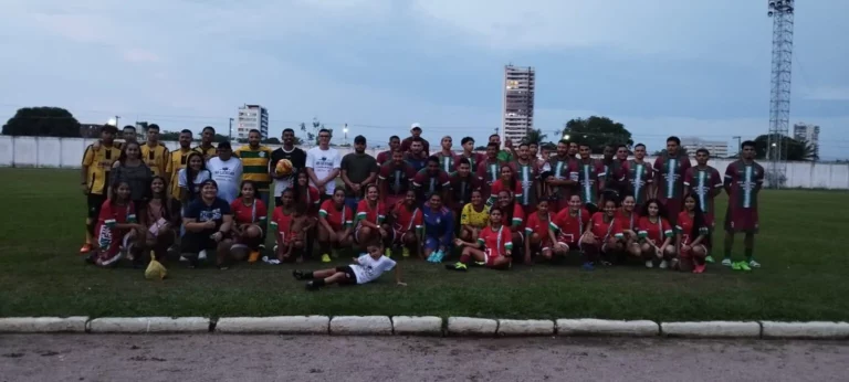 NO ATAQUE – Deputado Edevaldo Neves entra em campo em partida de futebol no Estádio Aluísio Ferreira