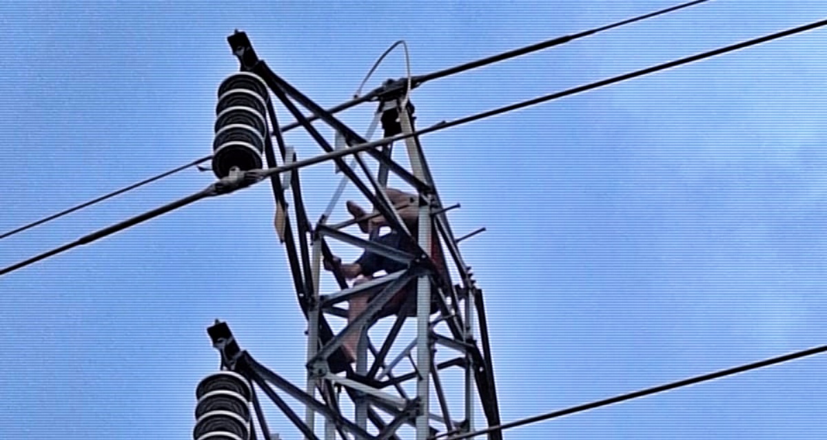 Zona leste da capital sem energia após homem subir em torre de alta tensão - News Rondônia
