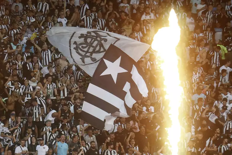 Torcida do Botafogo esgota ingressos para clássico diante do Vasco da Gama