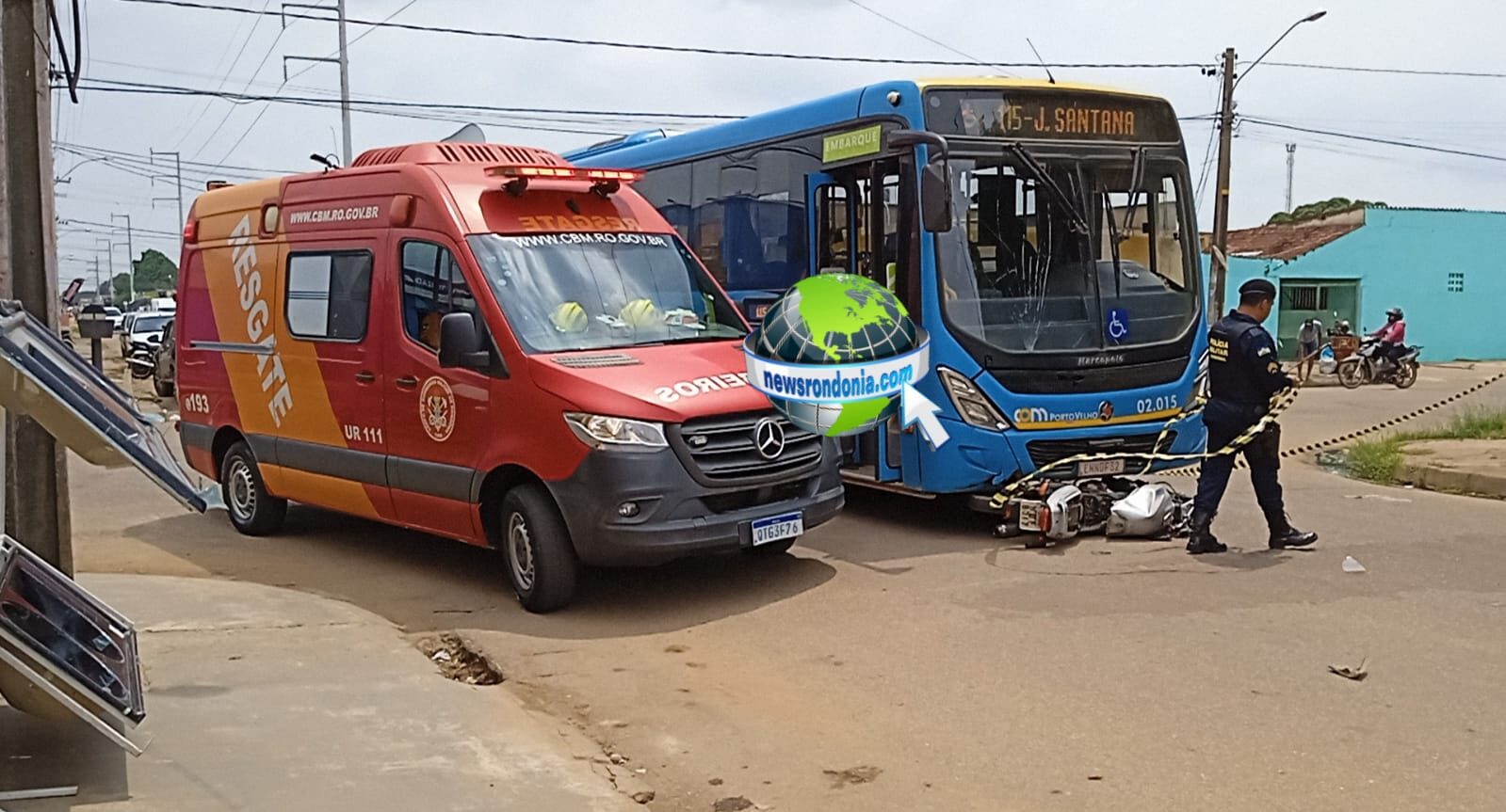 URGENTE: Moto é arrastada por ônibus na zona leste