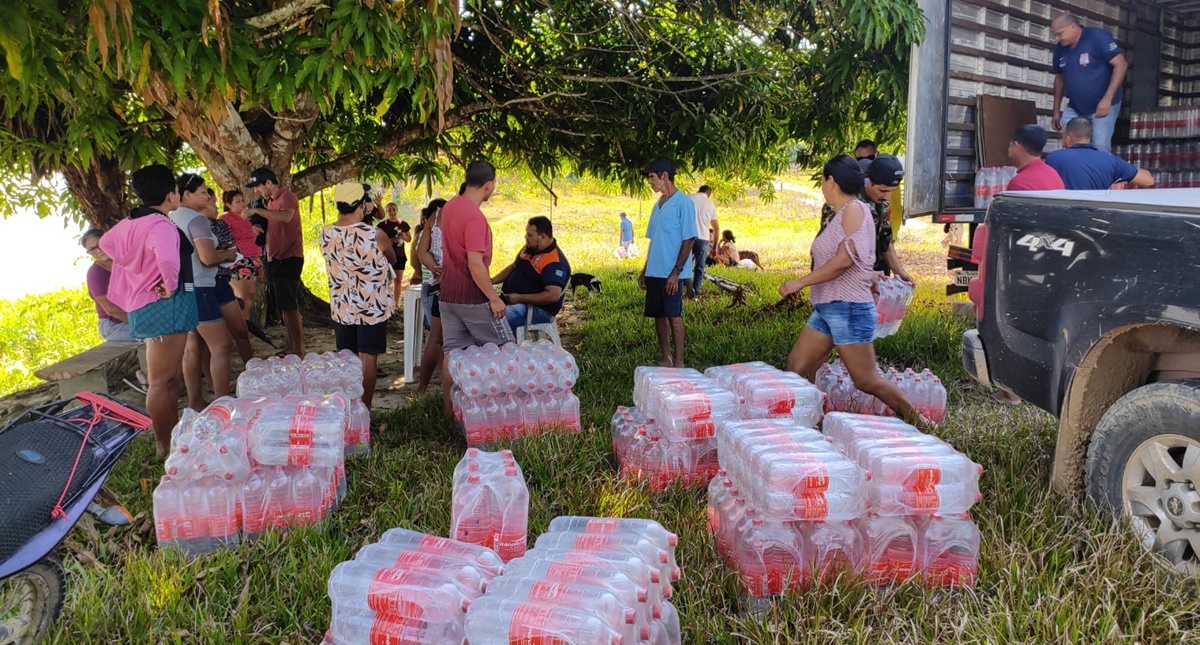 Mais de 350 famílias ribeirinhas são atendidas com distribuição de água mineral pela Defesa Civil Municipal