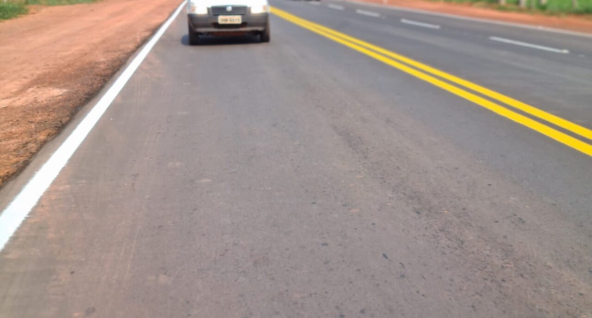 RO-010 recuperada com sinalização horizontal e vertical para maior segurança na trafegabilidade, em Rolim de Moura