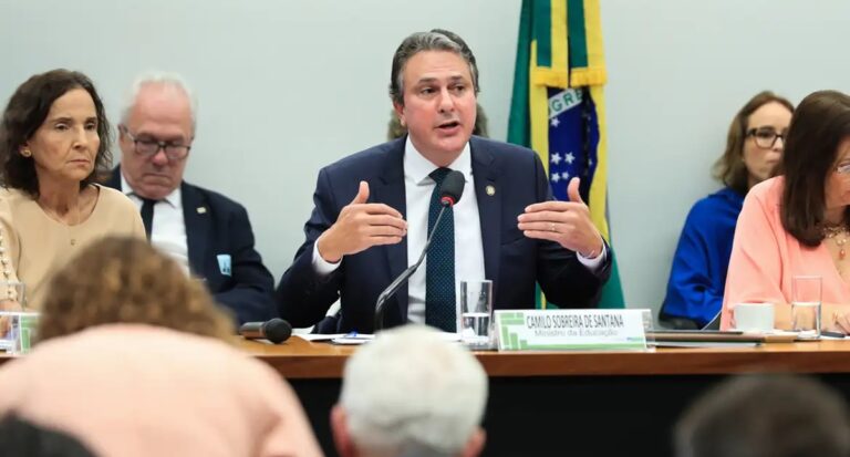 Questões do Enem não têm interferência do governo, garante ministro