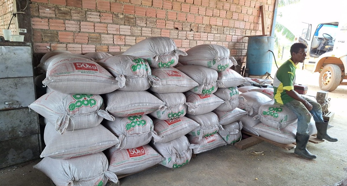 Prefeitura disponibiliza caminhão para transporte de farinha de mandioca da Agrovila Joana d’Arc
