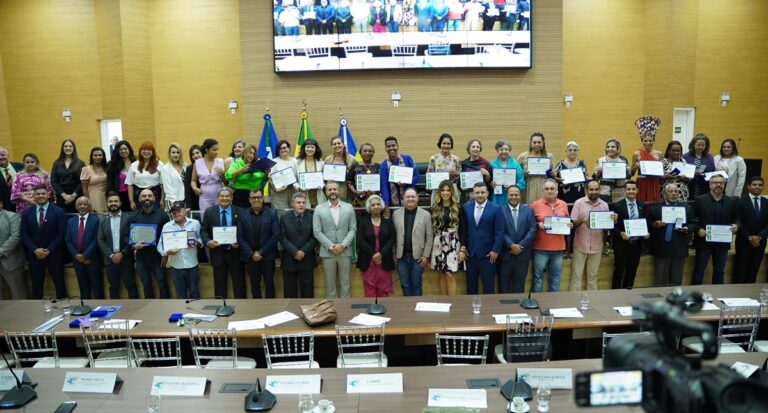 Deputado Ribeiro do Sinpol entrega Votos de Louvor para personalidades e jovens da Comissão da OAB