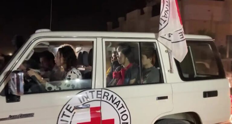 Cruz Vermelha faz operação para transferir reféns de Gaza