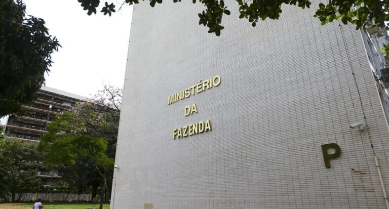 Superávit primário do Governo Central cai 40% em outubro